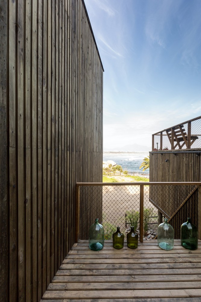 Hostal La Ritoqueña — vista al Pacífico desde interior del hostal, arquitecto Alejandro Soffia